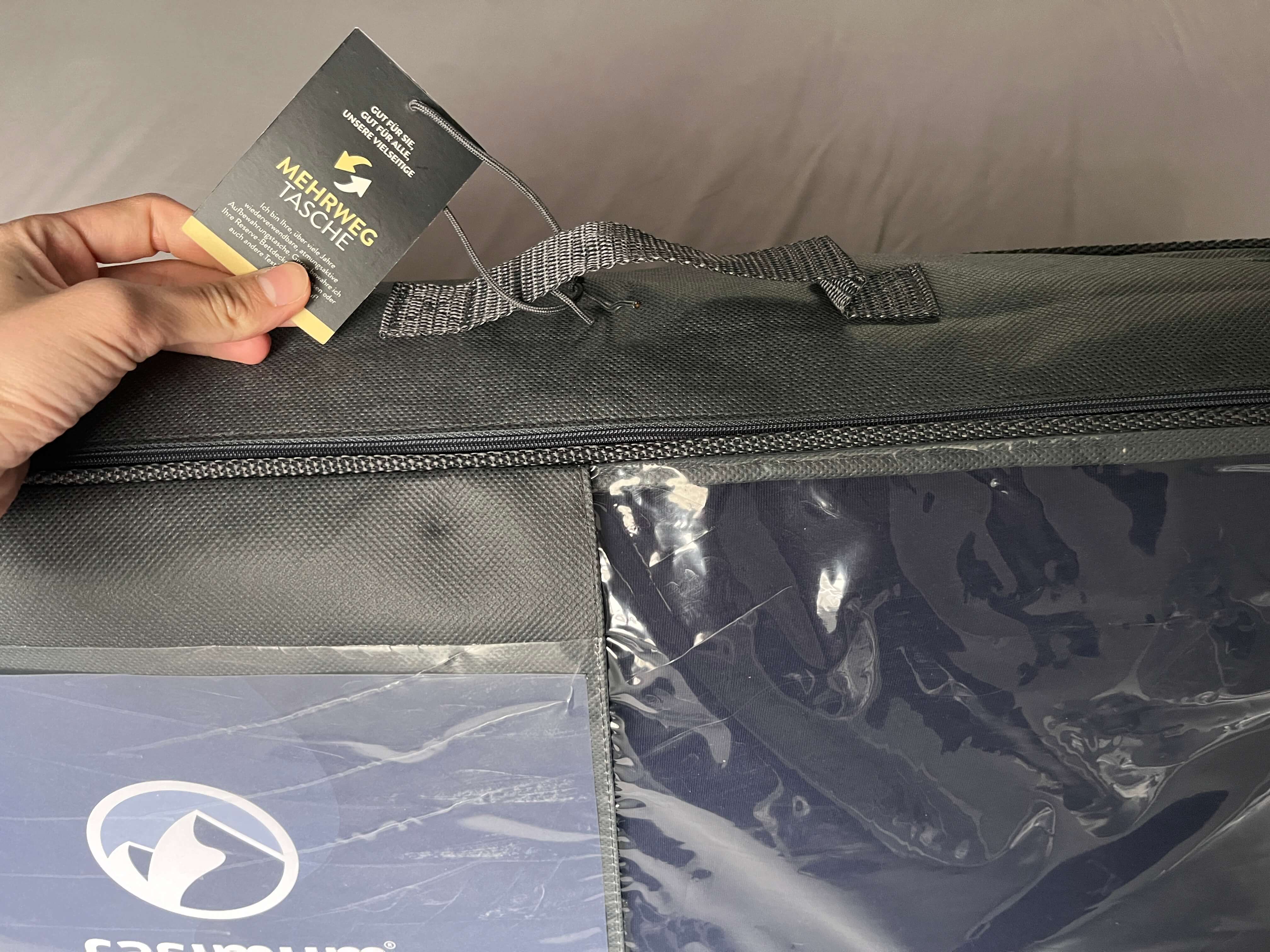 Das Kissen ist in Papier verpackt und von der Transporttasche geschützt umgeben. Bild: © Sleep Hero